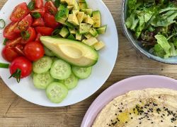 Hummus mit Gemüse und Salat