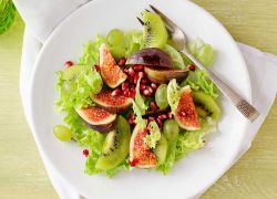 Salat mit Feigen, Kiwi und Granatapfelkerne