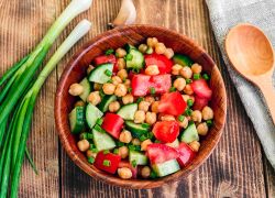 Kichererbsen-Salat mit Tomaten und Gurke