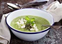 Schnelle Erbsensuppe mit geröstetem Spargel und Feta