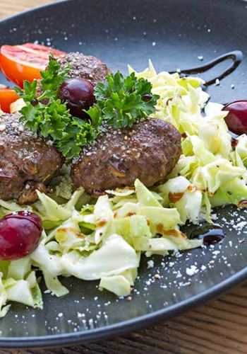 Fleischbällchen und Kohlsalat