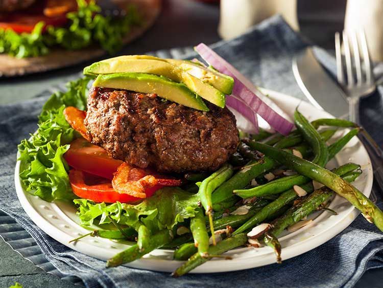 Hamburger ohne Brötchen mit Avocado