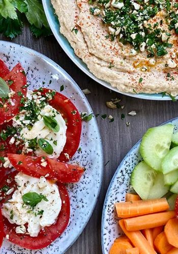 Hummus mit bunten Salattellern