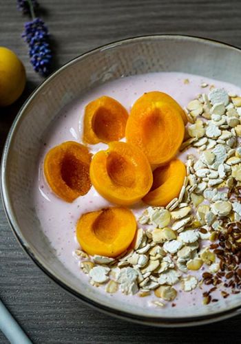Himbeer-Bowl mit Aprikosen, Soja Flakes und Leinsamen