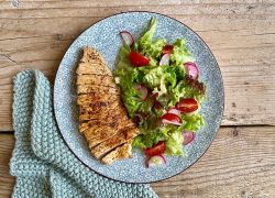 Gebratene Putenbrust mit Salat und Radieschen
