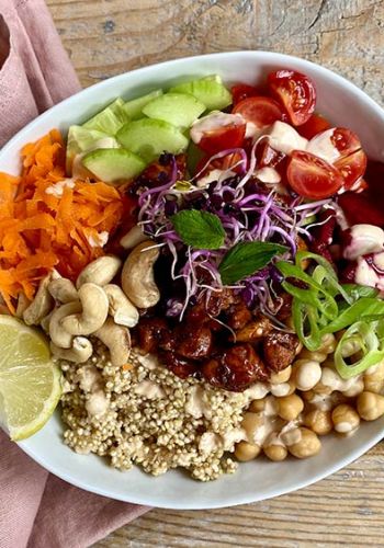 Poke Bowl mit viel Gemüse, Quinoa und Hähnchenbrust