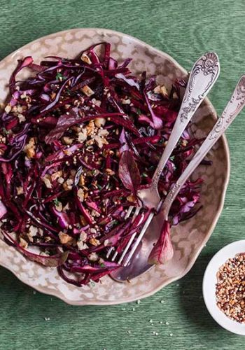 Vitaler Rotkohlsalat mit Nüssen und Samen