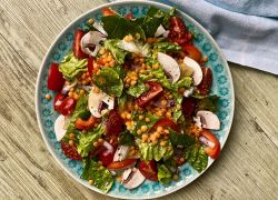 Salat mit Linsen, Champignons, roten Zwiebeln und Paprika