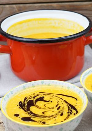 7 Low Carb Suppen zum Aufwärmen