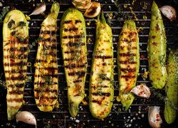 Würzige gegrillte Zucchini mit Kräutern