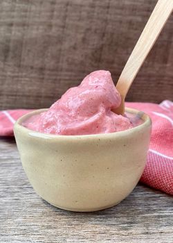 Blitzeis mit Erdbeeren und Joghurt