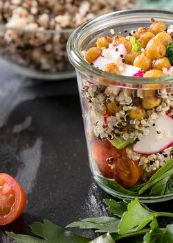 Meal Prep mit Quinoa, Kichererbsen und Gemüse