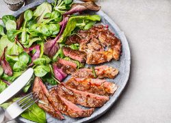 Rindersteak mit buntem Salat