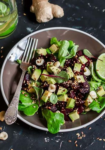 Vitaler Rote Bete Salat mit Avocado und Cashewkerne