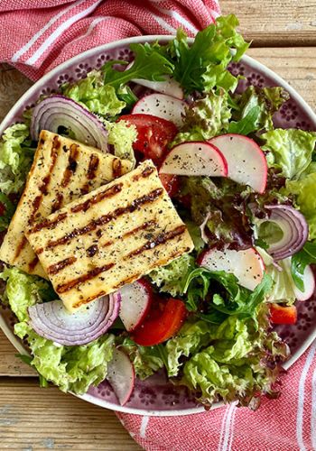 Gegrillter Halloumi mit Radieschen und Salat