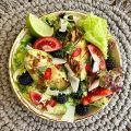 Salat mit gebratener Avocado und Beeren