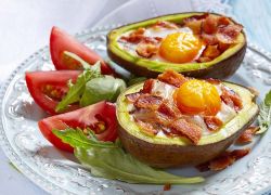 Gebackene Avocado mit Ei und Bacon