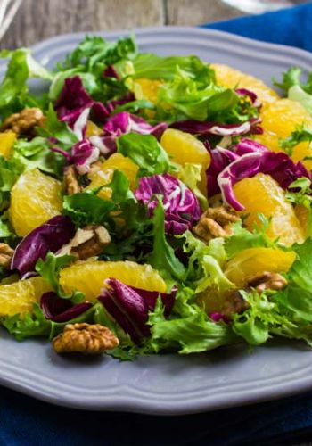 Gemischter Salat mit Orangen und Walnüssen
