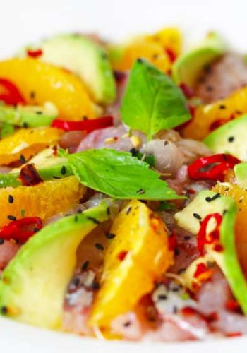Fisch Carpaccio mit Avocado- und Orangenscheiben