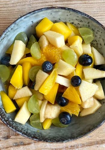 Obstsalat mit Mango, Apfel und Heidelbeeren