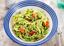 Zucchini-Pasta mit Pesto, Kapern und Sesam
