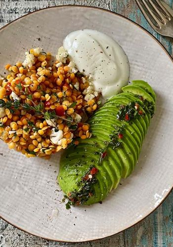 Avocado mit Linsen-Blumenkohl-Salat