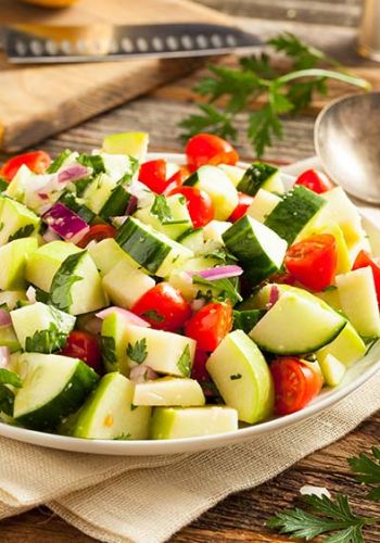 Tomaten Salat mit Gurke und Apfel