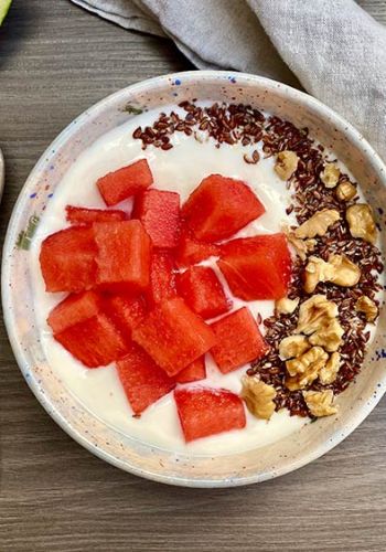 Melonenfrühstück mit Joghurt und Leinsamen