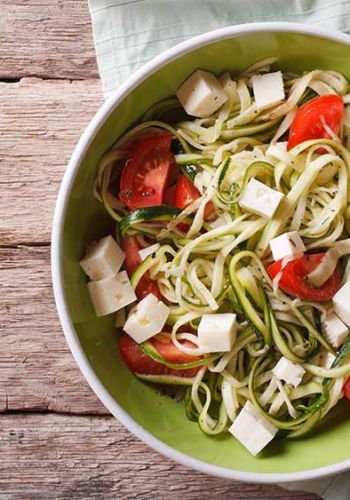 Zucchini-Nudeln mit Feta und Tomaten