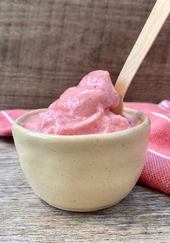 Blitzeis mit Erdbeeren und Joghurt