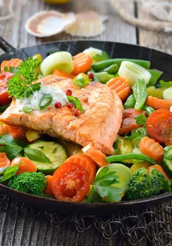 Lachsfilet auf Gemüse