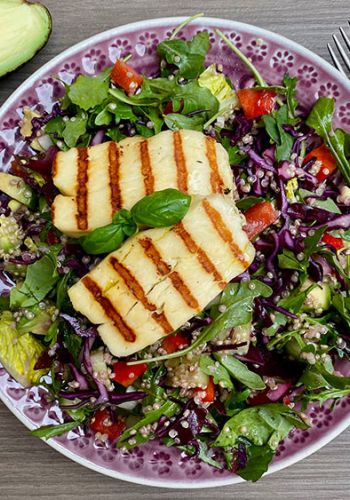 Bunter Salat mit Halloumischeiben