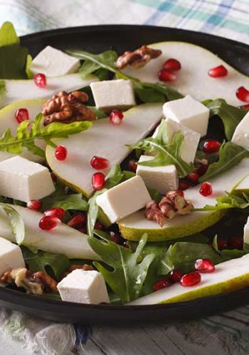 Gesunder Salat mit Birne, Rucola, Feta und Walnüssen