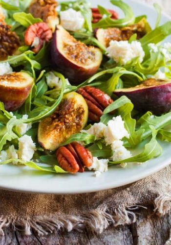 Rucola Salat mit Feigen, Käse und Pekannüsse