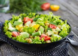 Bunter Salat mit Avocado und Kichererbsen