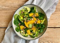 Salatbowl mit Feldsalat, Orange und Walnüssen