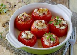 Gebackene Tomaten mit Schinken-Feta-Füllung
