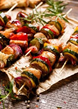 Grillspieße mit Fleisch und Gemüse