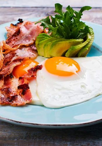 Spiegeleier mit Bacon, Avocado und Rucola