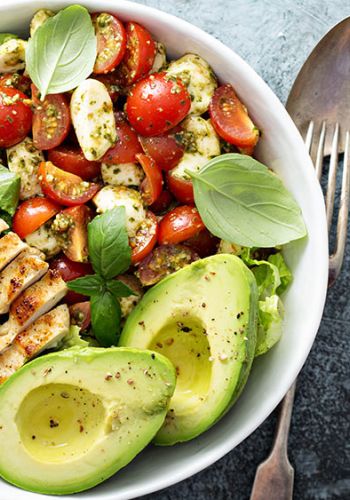 Salat mit Hähnchen, Avocado und Tomaten