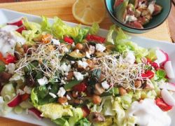 Salat mit Kichererbsen, Zucchini und Feigen