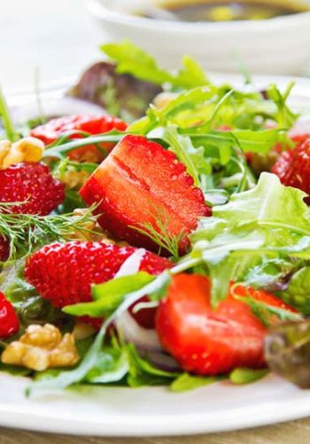 Blattsalat mit Erdbeeren und Walnüssen