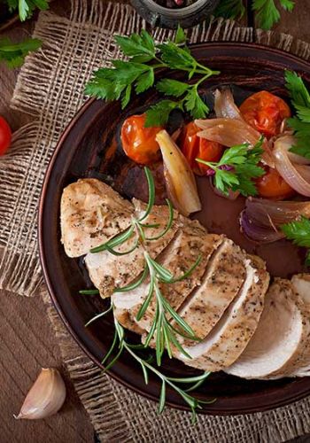 Hähnchenbrustfilet mit Schalotten und Tomaten in Rotweinsauce