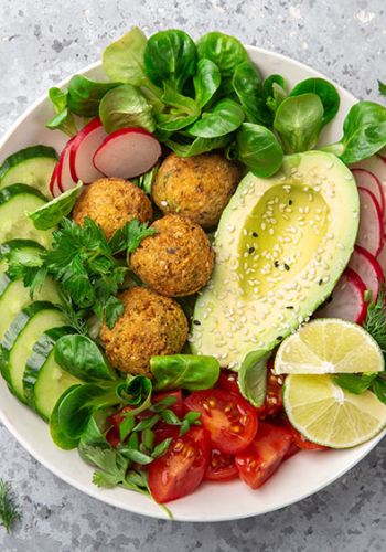 Falafel mit buntem Gemüse