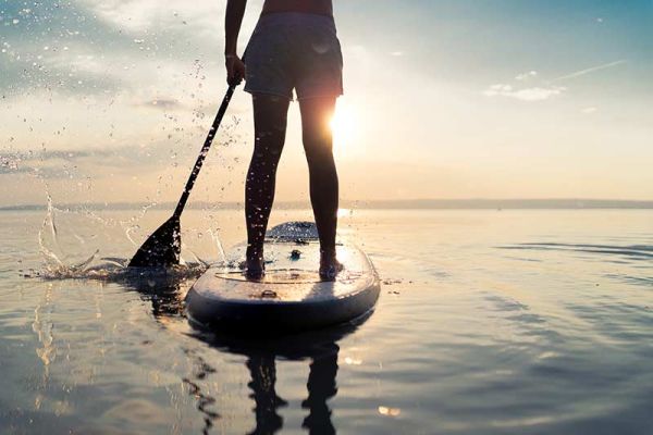 Stand Up Paddling auf einen See