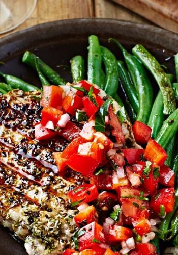 Gegrilltes Putenfilet mit Tomaten und Paprika Salsa