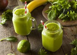 Grüner-Smoothie mit Limette und Avocado