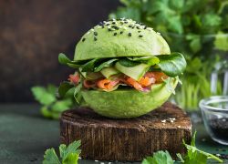 Low Carb Burger mit Avocado und Lachs