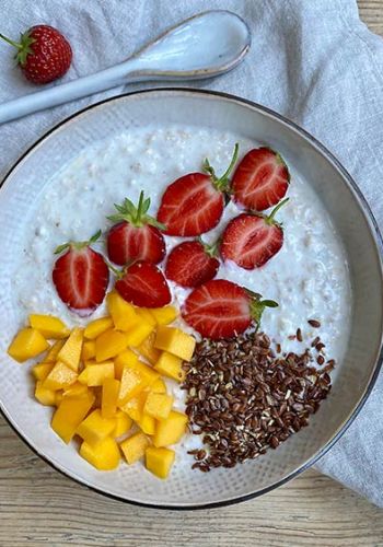 Frühstücksbowl mit Erdbeeren, Mango und Leinsamen
