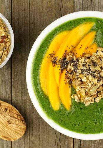 Smoothie Bowl mit Spinat, Mango und Müsli